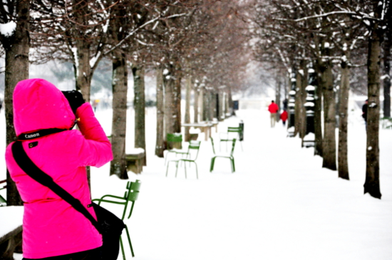 A tourist takes a picture at the Jardin des Tuileries in Paris. © Dipankar Paul/FoloMojo