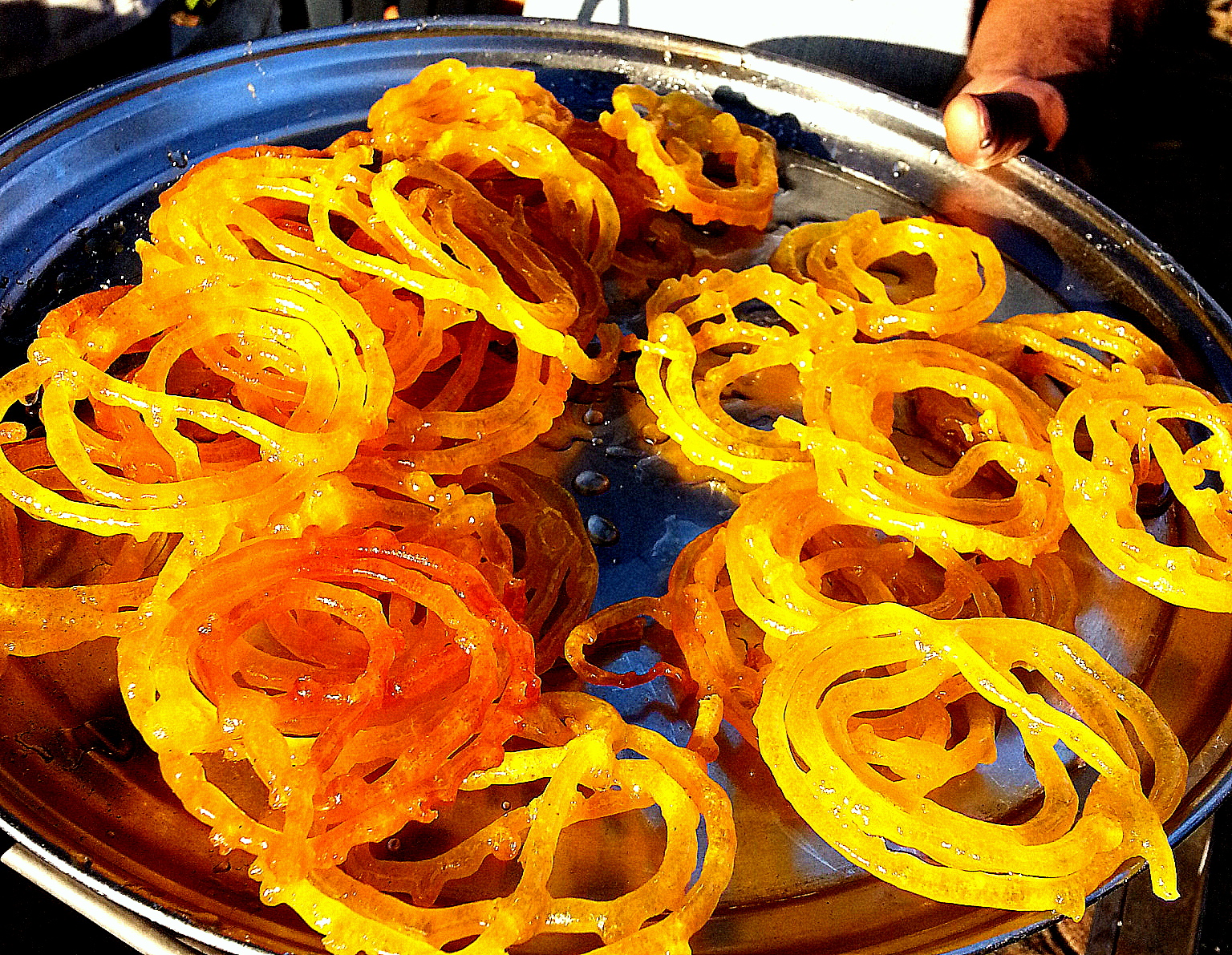 Rs 20 for two jalebis fried in pure ghee. Expensive? Who cares when they taste so good! image source: Dipankar Paul/Folomojo