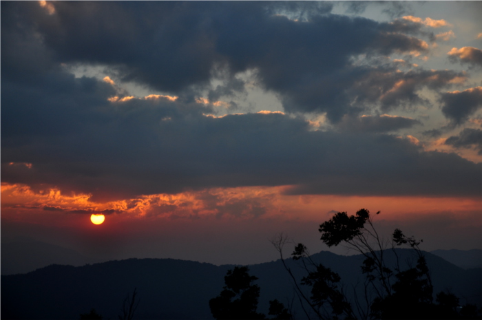 It's only when you wait for the sun to set do you realise how slowly time passes. Image source: Dipankar Paul/Folomojo