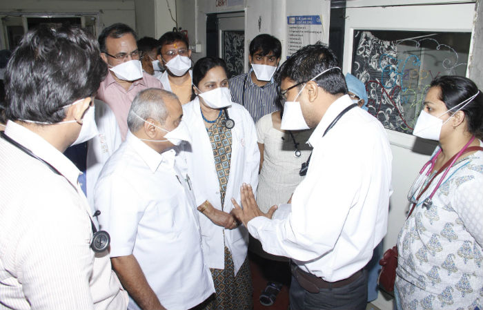 Gujarat Health Minister Nitin Patel visits the swine flu (H1N1) isolation ward of the Ahmedabad Civil Hospital on Feb 7, 2015. (Image source: IANS)