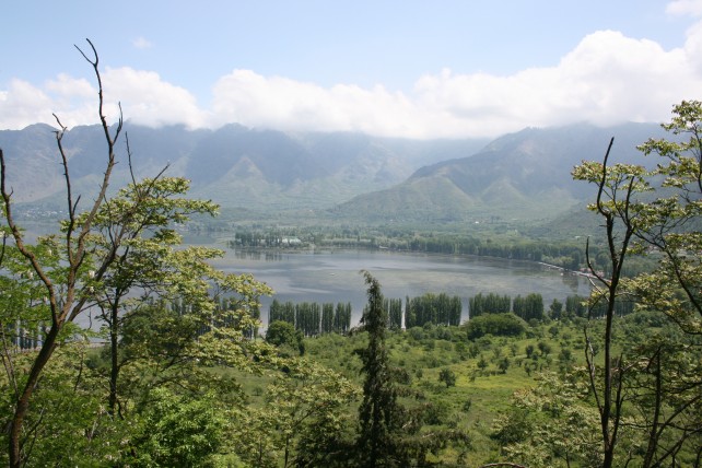 The other side of Dal Lake – pristine, serene and very easy on the eye indeed. Image source: E Jayakrishnan/folomojo