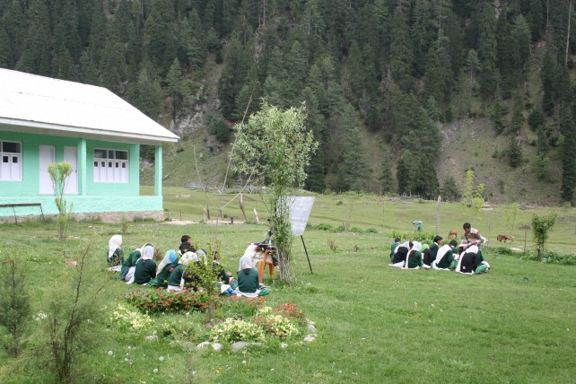 An open-air village school near Pahalgam. Rural Kashmir must have the most scenic schools in the world. Image source: E Jayakrishnan/folomojo