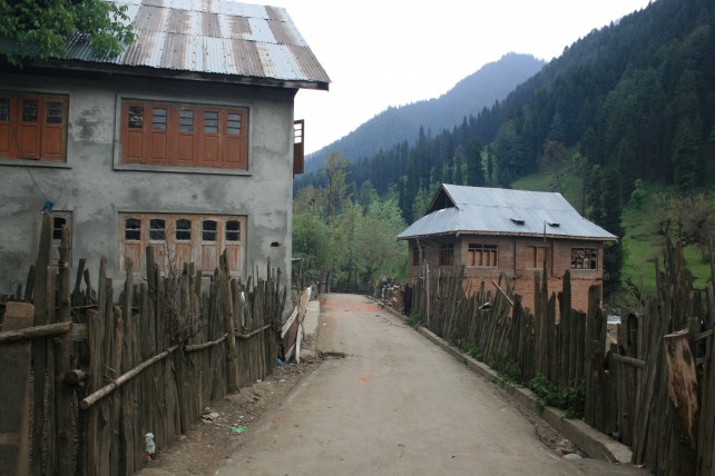 Inside a typical Kashmiri village. Quaint. Well kept. Image source: E Jayakrishnan/folomojo