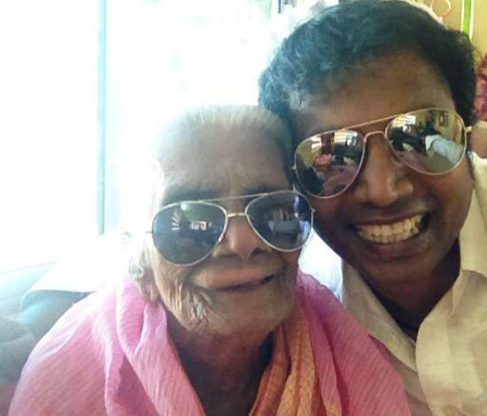 Sunder with 105-year-old Alamelu (Image courtesy: Facebook.com)