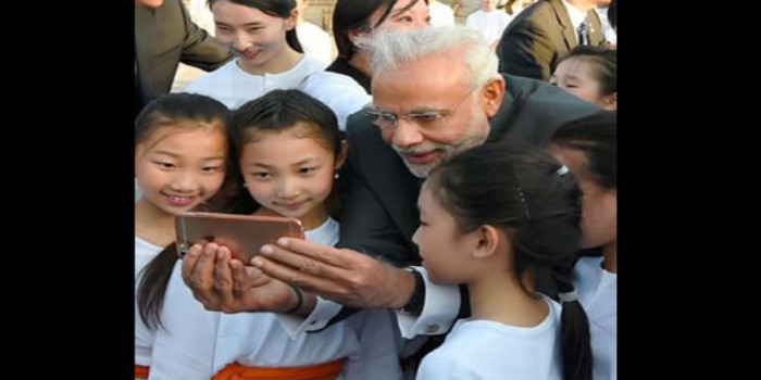 Modi winning the hearts of children at the Temple of Heaven in China  |  Image courtesy: i.ytimg.com