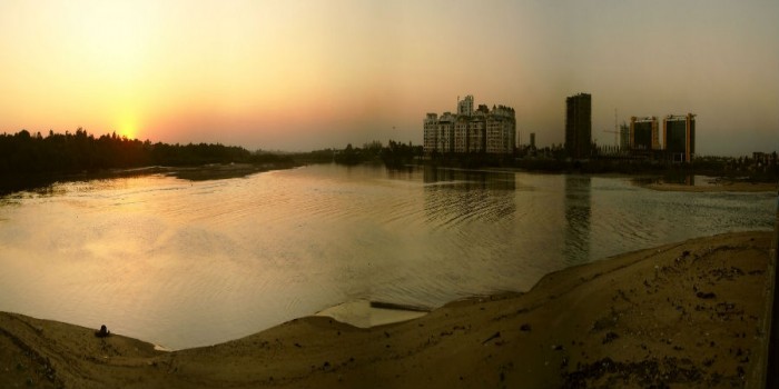 View of the Adyar estuary from the broken bridge  |   Image courtesy: www.wikimedia.org