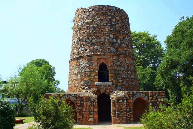 5 forgotten monuments you must visit when you are in Delhi