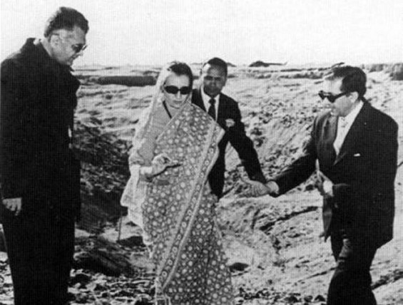 Indira Gandhi visiting Pokhran 1 (Image courtesy: indiastrategic.in)
