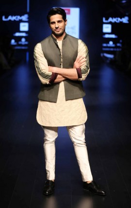 Actor-Siddharth-Malhotra-walks-the-ramp-for-Kunal-Rawal-at-LFW-SR-2016