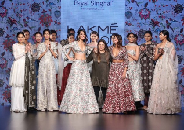 payal-singhal-with-models-at-lfw-sr-2016